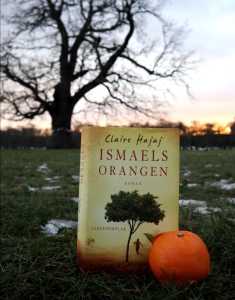 "Ismaels Orangen" von Claire Haja vor einem Baum im Sonnenuntergang